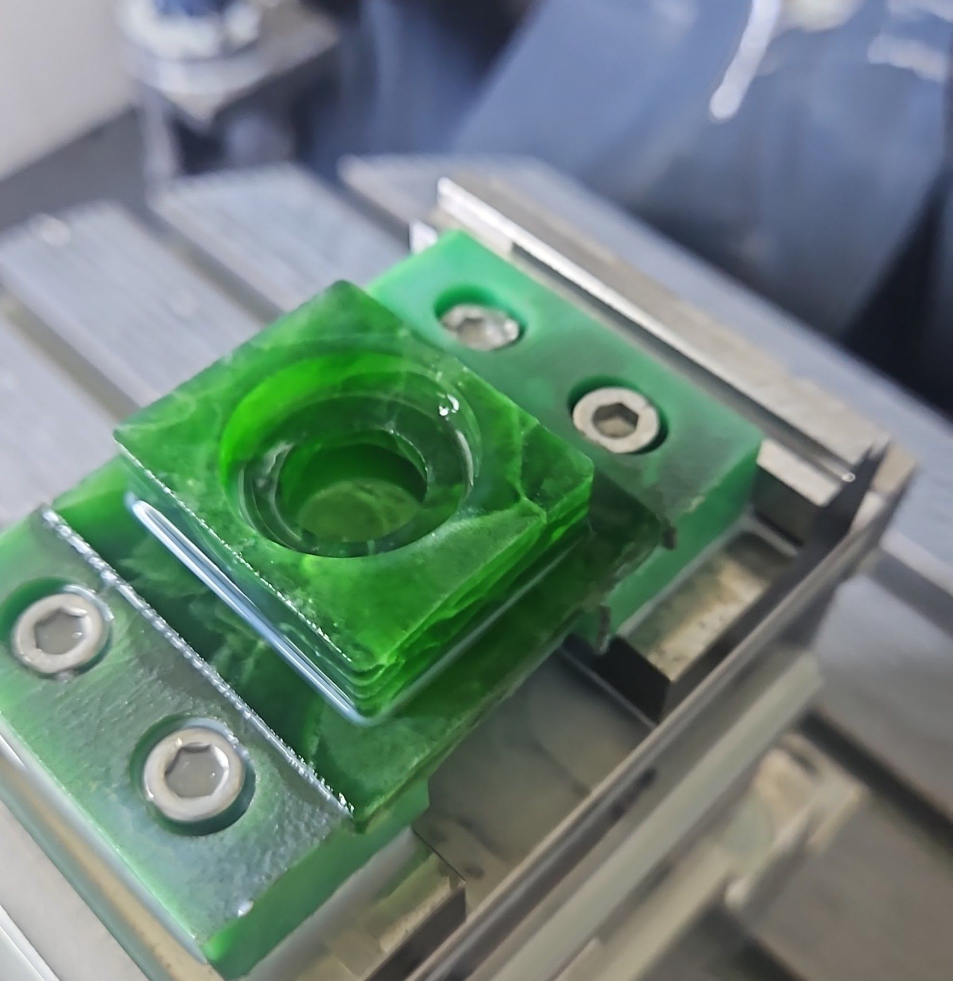 Glasbauteil in der Aufspannung auf der Fräsmaschine